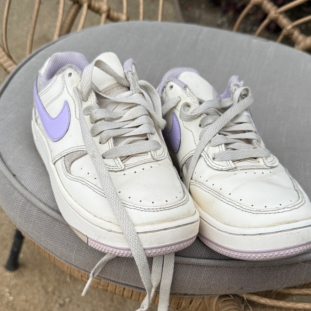 Nike Kids Sneakers in Cream and Purple
